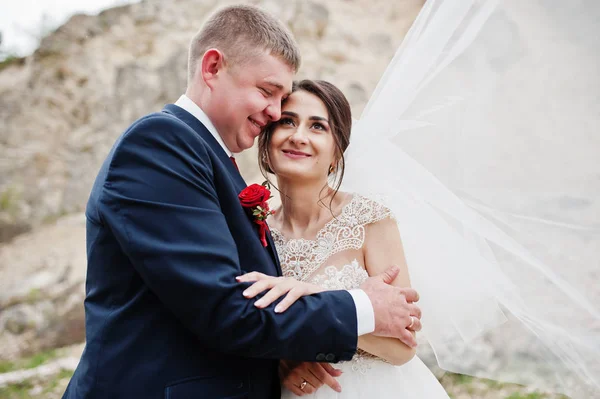 Romantique couple nouvellement marié posant et marchant dans le comte rocheux — Photo