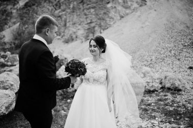 Romantik yeni evli çift poz ve kayalık countr yürüyüş