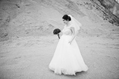 Bir düğün buket kırmızı çiçek tutan bir gelin portresi ve