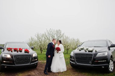 Muhteşem düğün çifti arasında iki lüks siyah weddi poz