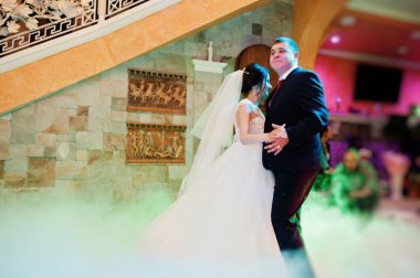 Mutlu genç Düğün çifti ilk dansları ile farklı dans