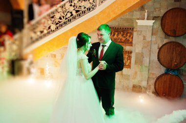 Mutlu genç Düğün çifti ilk dansları ile farklı dans