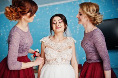 Güzel gelin bir düğün Doğum odasında nedime ile poz