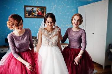 Güzel gelin bir düğün Doğum odasında nedime ile poz