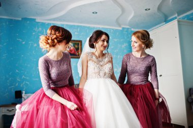 Güzel gelin bir düğün Doğum odasında nedime ile poz