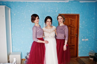 Güzel gelin bir düğün Doğum odasında nedime ile poz