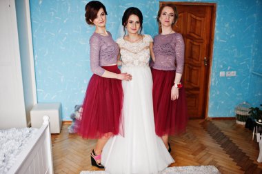 Güzel gelin bir düğün Doğum odasında nedime ile poz