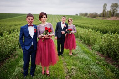 Sağdıç ve nedime eğleniyor ve blacckcurrant içinde poz