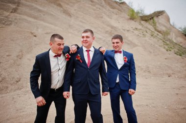 Damat bir düğün günü kum ocağında damat ile poz.