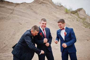 Damatlar düğün günü damatla kavga ediyormuş gibi yapıyor..