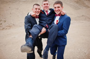 Damatları taş ocağında ellerinde taşıyan damatlar.