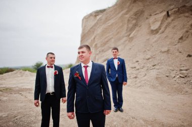 Damat bir düğün günü kum ocağında damat ile poz.