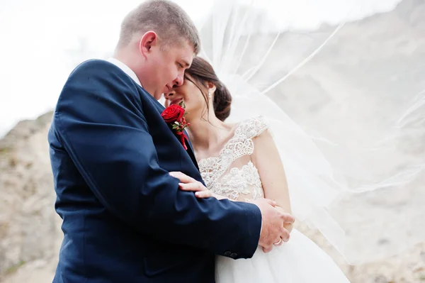 Romantica coppia di sposi in posa e camminare in roccioso countr — Foto Stock