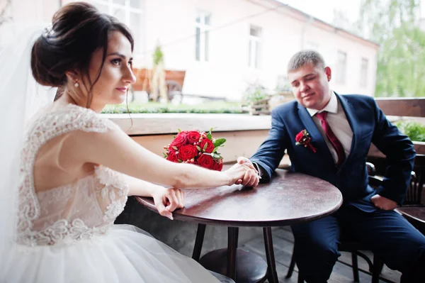 Romantic pretty wedding couple enjoying each other's company in — Stock Photo, Image