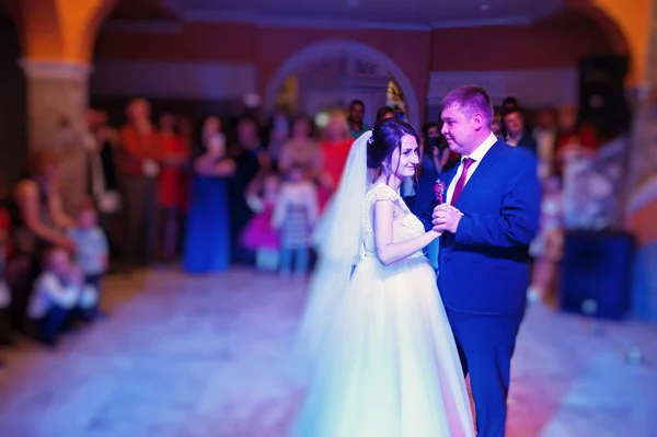 Heureux jeune couple de mariage dansant leur première danse avec diffèrent — Photo