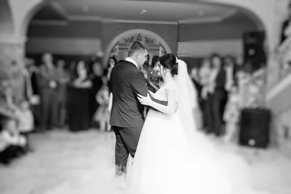 Happy young wedding couple dancing their first dance with differ — Stock Photo, Image