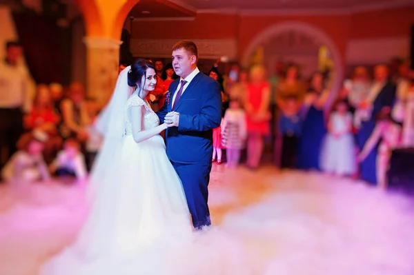 異なると彼らの最初のダンスを踊る幸せな若い結婚式のカップル — ストック写真