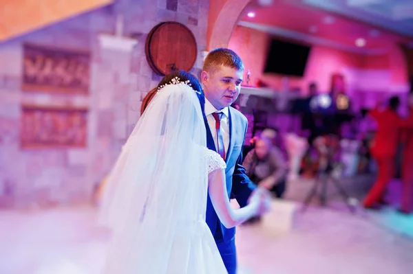 Glada unga brudparet dansa sin första dansen med olika — Stockfoto