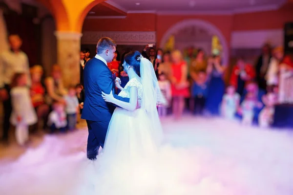 Casal feliz casamento jovem dançando sua primeira dança com diferem — Fotografia de Stock