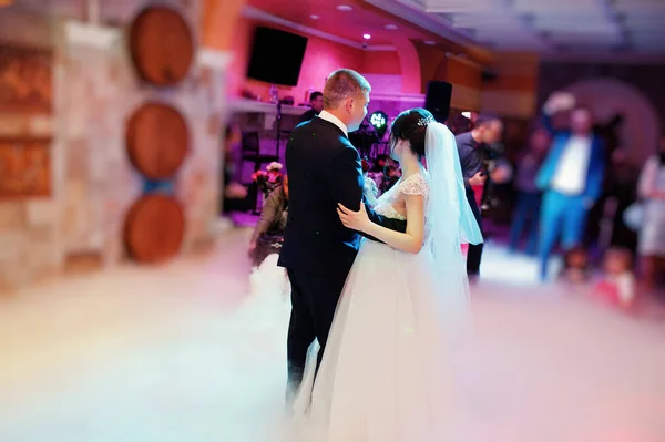 Casal feliz casamento jovem dançando sua primeira dança com diferem — Fotografia de Stock