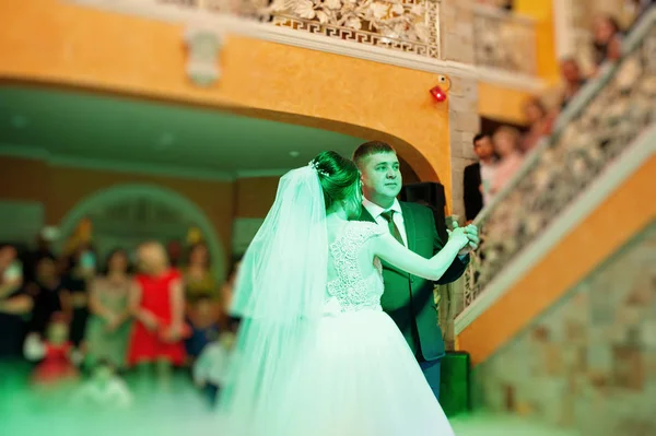 快乐的年轻新婚夫妇跳舞他们的第一个舞蹈与不同 — 图库照片