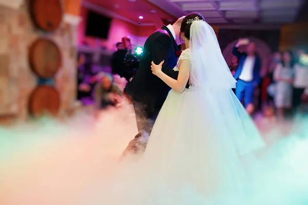 Gelukkig jong bruidspaar dansen hun eerste dans met verschillen — Stockfoto