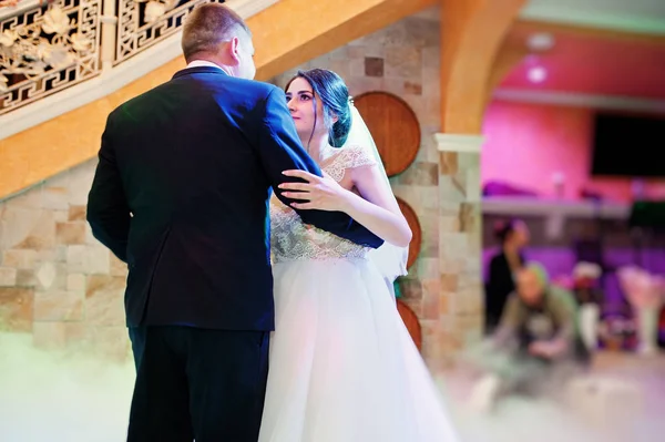 Casal feliz casamento jovem dançando sua primeira dança com diferem — Fotografia de Stock