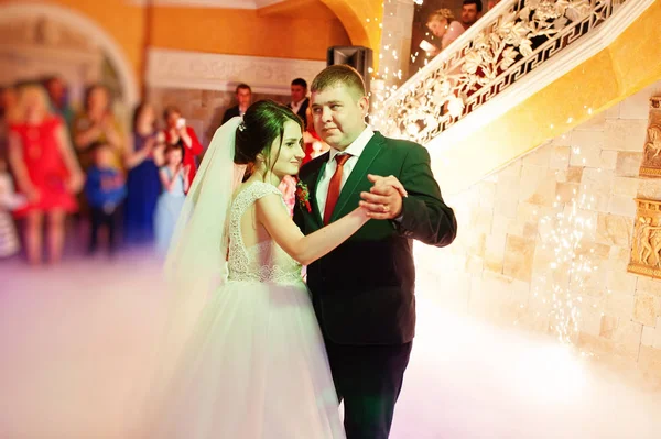 Ευτυχισμένος γάμος νεαρό ζευγάρι χορό τον πρώτο σας χορό με διαφέρουν — Φωτογραφία Αρχείου