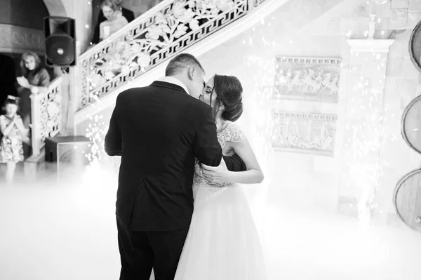 Heureux jeune couple de mariage dansant leur première danse avec diffèrent — Photo