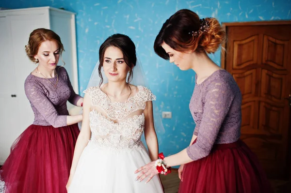 Brautjungfern helfen Braut, sich auf ihre Hochzeitszeremonie vorzubereiten. — Stockfoto