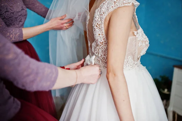 Bruidsmeisjes helpen bruid te krijgen klaar voor haar ceremonie van het huwelijk. — Stockfoto