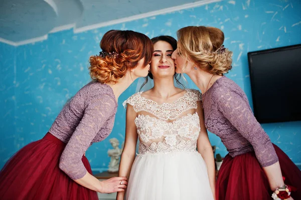 Pózol a koszorúslányok a szobájába, egy esküvő a gyönyörű menyasszony — Stock Fotó