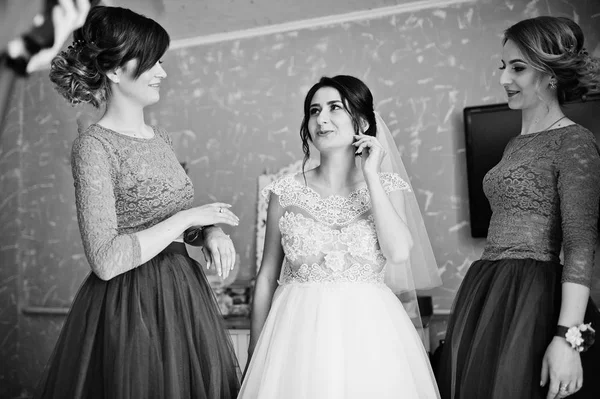 Bela noiva posando com damas de honra em seu quarto em um casamento — Fotografia de Stock