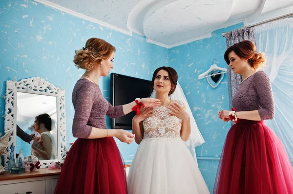 Koszorúslányok, a menyasszony, hogy készülj fel rá esküvő segít. — Stock Fotó