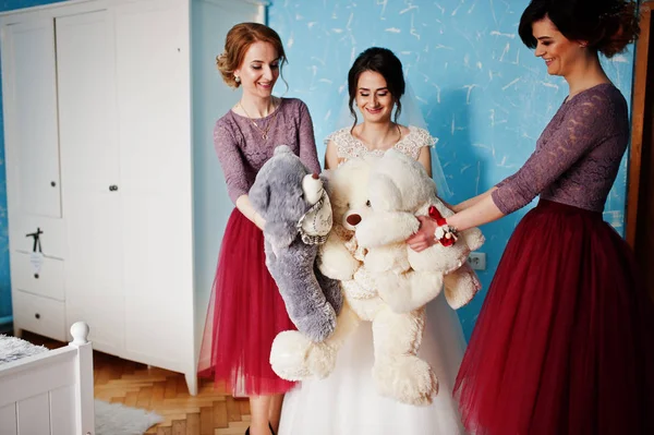 Koszorúslányok és a menyasszony pózol a szobájában teddy bear játékok. — Stock Fotó