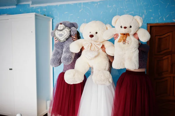 Demoiselles d'honneur et une mariée posant avec des jouets ours en peluche dans sa chambre . — Photo