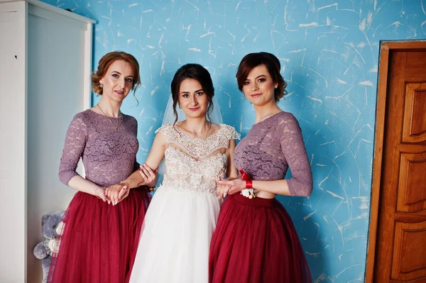 Bela noiva posando com damas de honra em seu quarto em um casamento — Fotografia de Stock