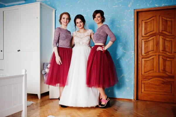 아름 다운 신부 들러리 결혼식에 그녀의 방에서 함께 포즈 — 스톡 사진