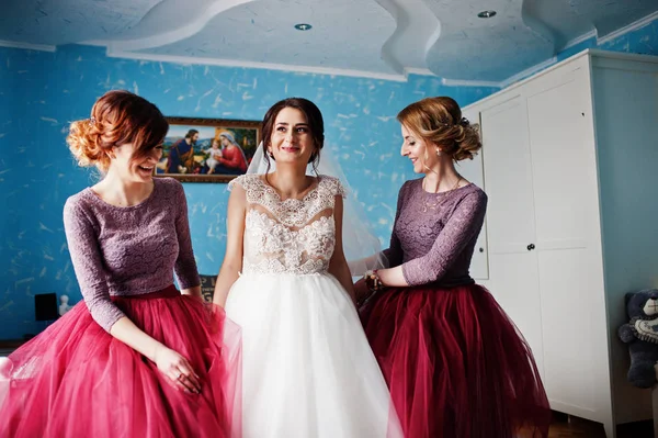 Pózol a koszorúslányok a szobájába, egy esküvő a gyönyörű menyasszony — Stock Fotó