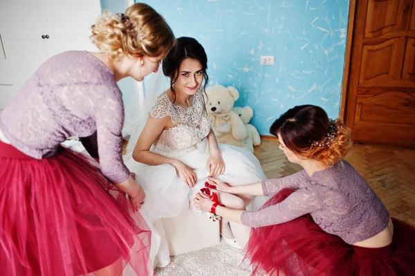 신부 들러리 신부 그녀의 결혼식을 위한 준비를 돕는. — 스톡 사진