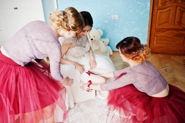 ブライドメイドは花嫁の彼女の結婚式の準備を助ける. — ストック写真