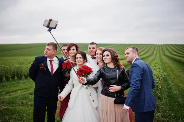 Pareja de bodas, padrinos y damas de honor tomando selfie en negro — Foto de Stock
