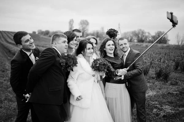 Pareja de bodas, padrinos y damas de honor tomando selfie en negro — Foto de Stock