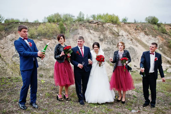 Svatební pár, Družba a družičky pohledu přinejlepším op muži — Stock fotografie