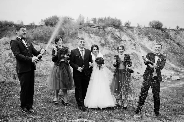 Pareja de bodas, padrino y damas de honor mirando al padrino op — Foto de Stock