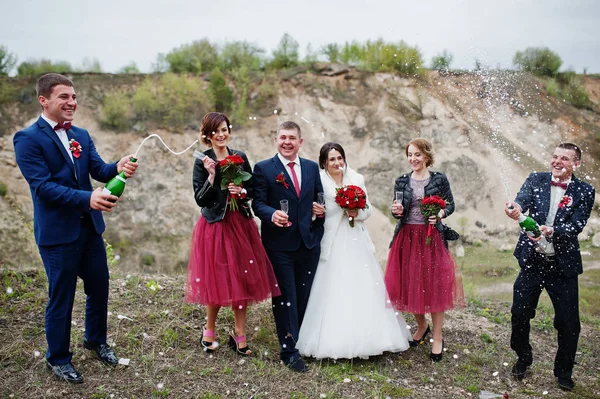 Pareja de bodas, padrino y damas de honor mirando al padrino op — Foto de Stock