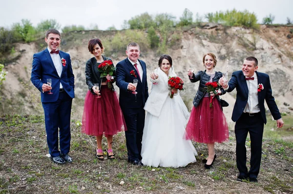 Фантастическая супружеская пара и подружки невесты с шафером выпивают — стоковое фото
