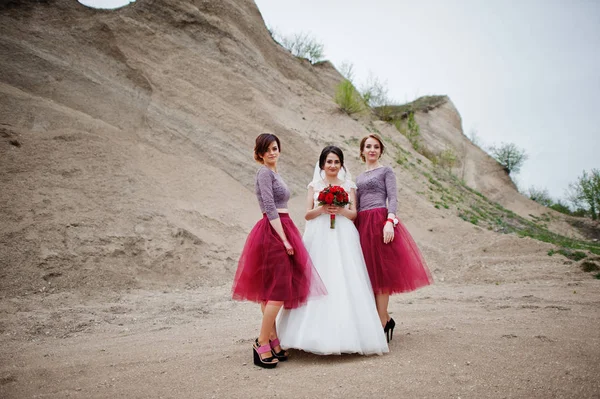 Novia posando con sus damas de honor en una cantera de arena en su boda —  Fotos de Stock