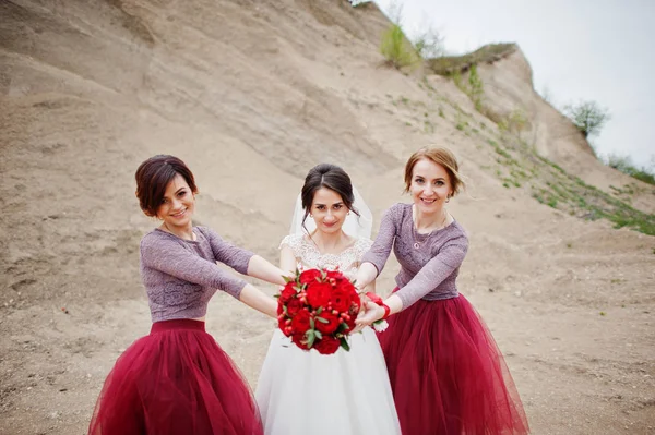 Novia posando con sus damas de honor en una cantera de arena en su boda —  Fotos de Stock