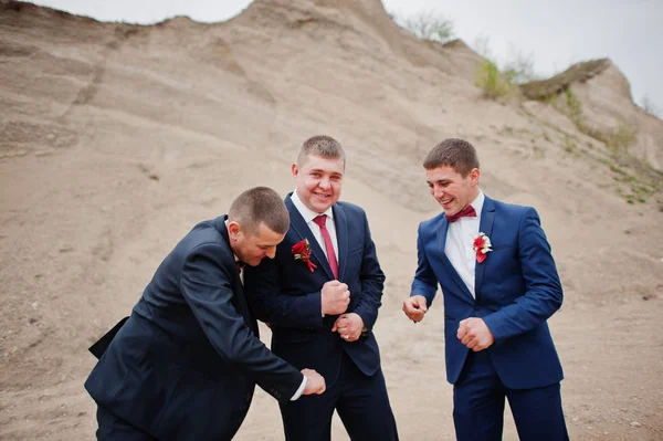 Les garçons d'honneur font semblant de se battre avec le marié le jour du mariage . — Photo